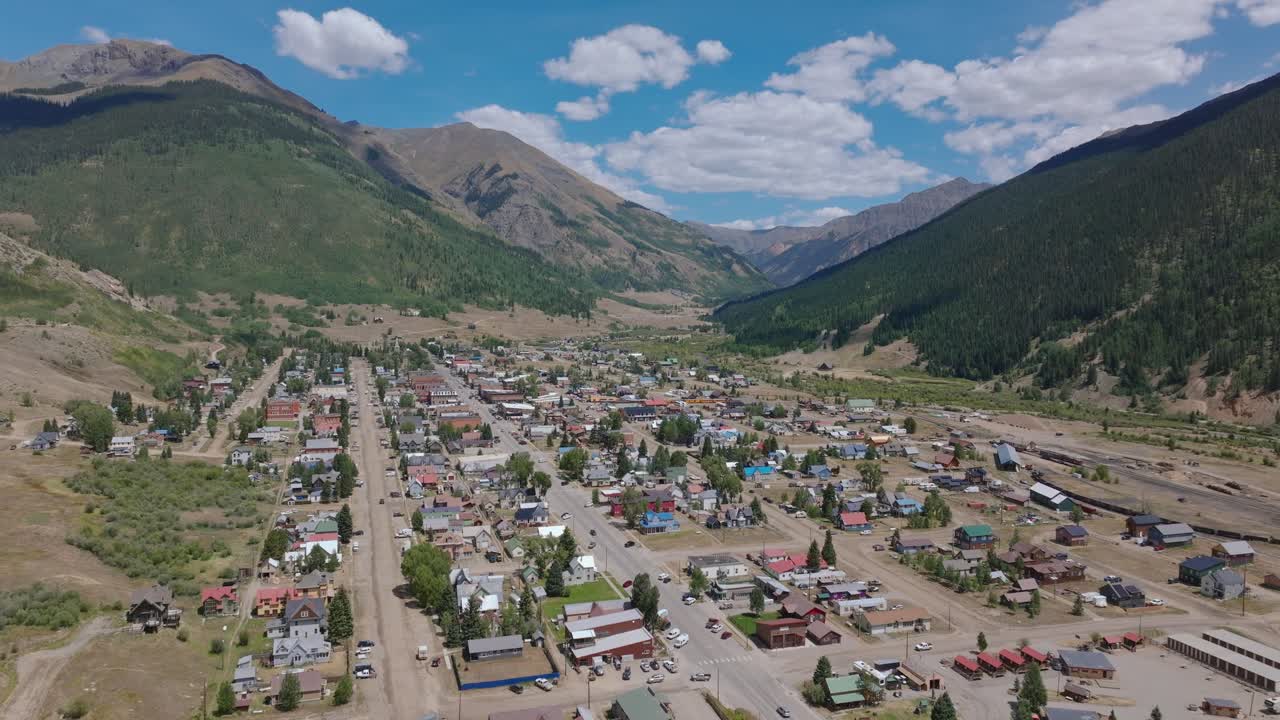 Silverton, Colorado, si estende su una valle montana circondata da aspre cime alpine, vista aerea di insieme.