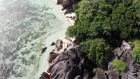 Vista-Aérea-De-Anse-Source-D&#39;argent,-La-Digue,-Seychelles