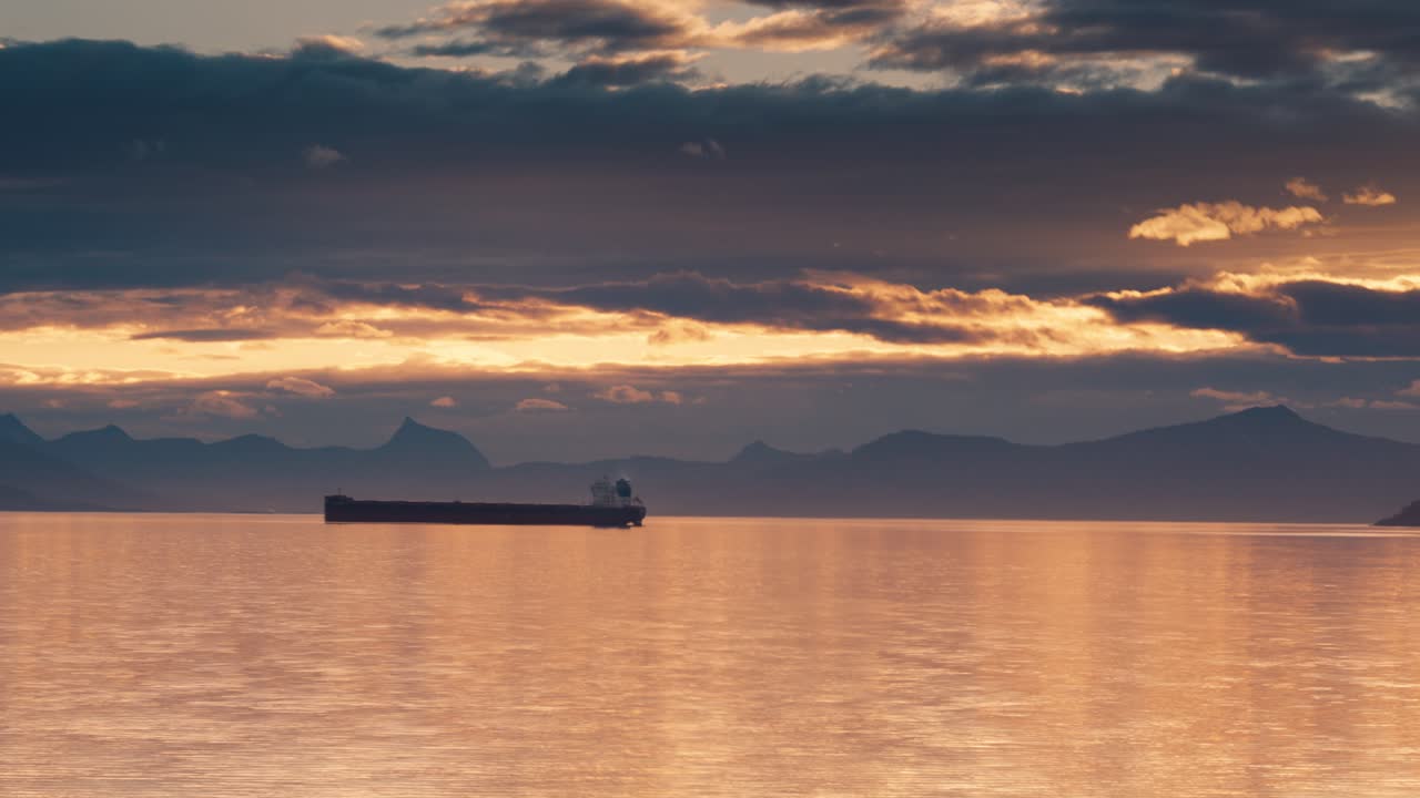 피요르드 위의 아름다운 일몰