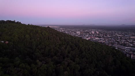 Luftbild-Dolly-Im-Naturdenkmal-Cerro-Ñielol-In-Der-Stadt-Temuco,-Chile