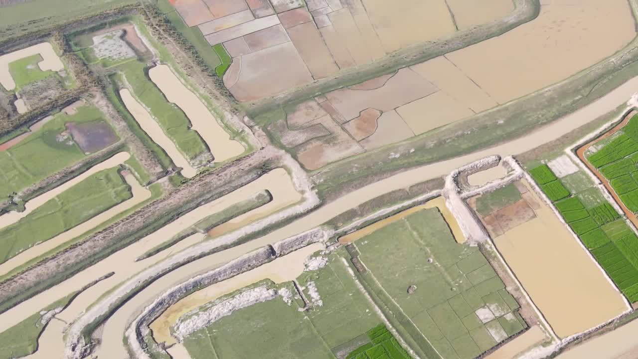 vuelo aéreo sobre tierras agrícolas inundadas en bangladesh