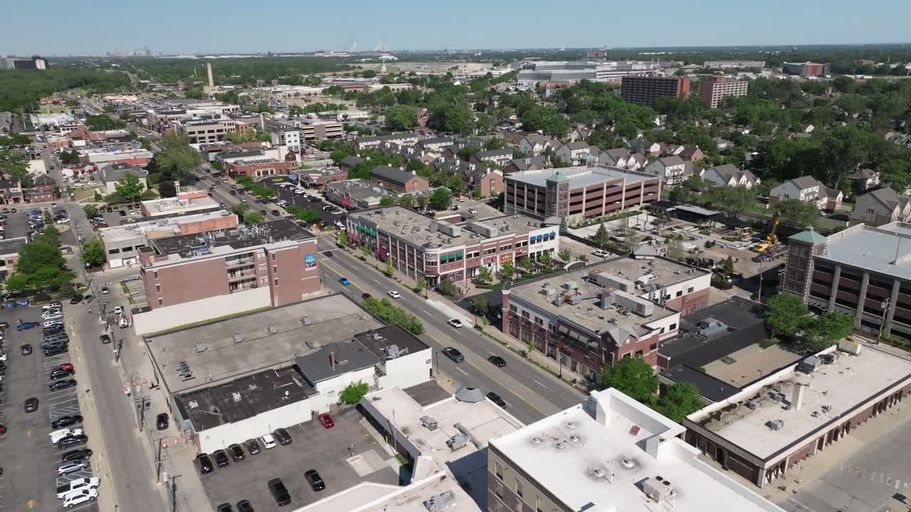 el centro de dearborn, michigan con el video del dron moviéndose en círculo