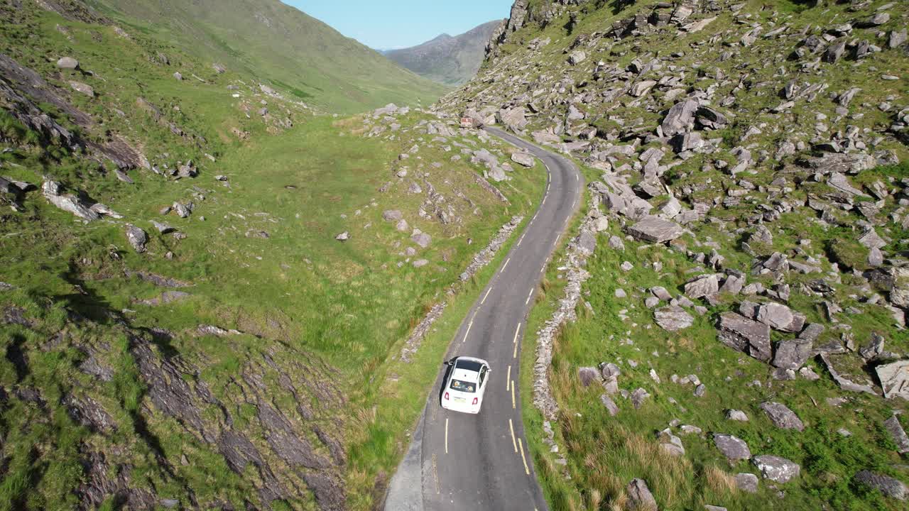 Passo di Ballaghasheen, Irlanda: drone che segue un'auto