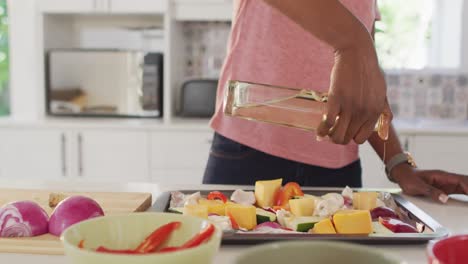 Vídeo-De-La-Sección-Media-De-Una-Mujer-Afroamericana-Preparando-Comida-En-La-Cocina