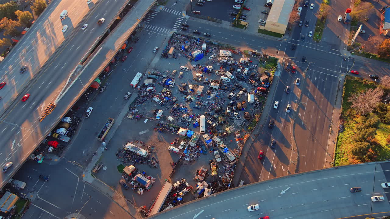 캘리포니아 오클랜드 의 고속도로  ⁇  에 있는 노숙자 들 을 위한 캠프 - 공중  ⁇ 도