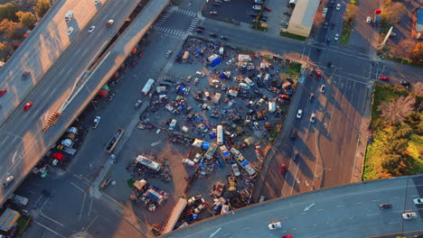 campamento para personas sin hogar bajo un puente en oakland, california - órbita aérea