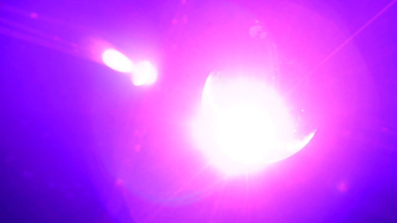 회전하는 디스코 공이 반이고 박이는 것을 가까이서 볼 수 있습니다.