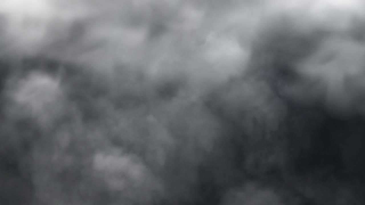 번개로 가득 찬 회색 구름을 향해