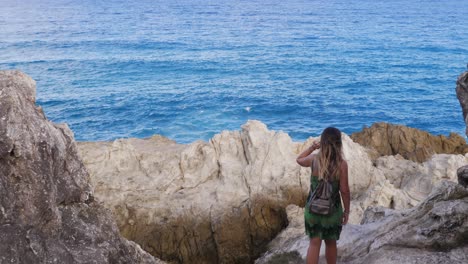 Girl-Walking-At-Boulders-Towards-Blue-Sea---Blue-Sea-From-North-Gorge-Walk-In-Point-Lookout,-Australia