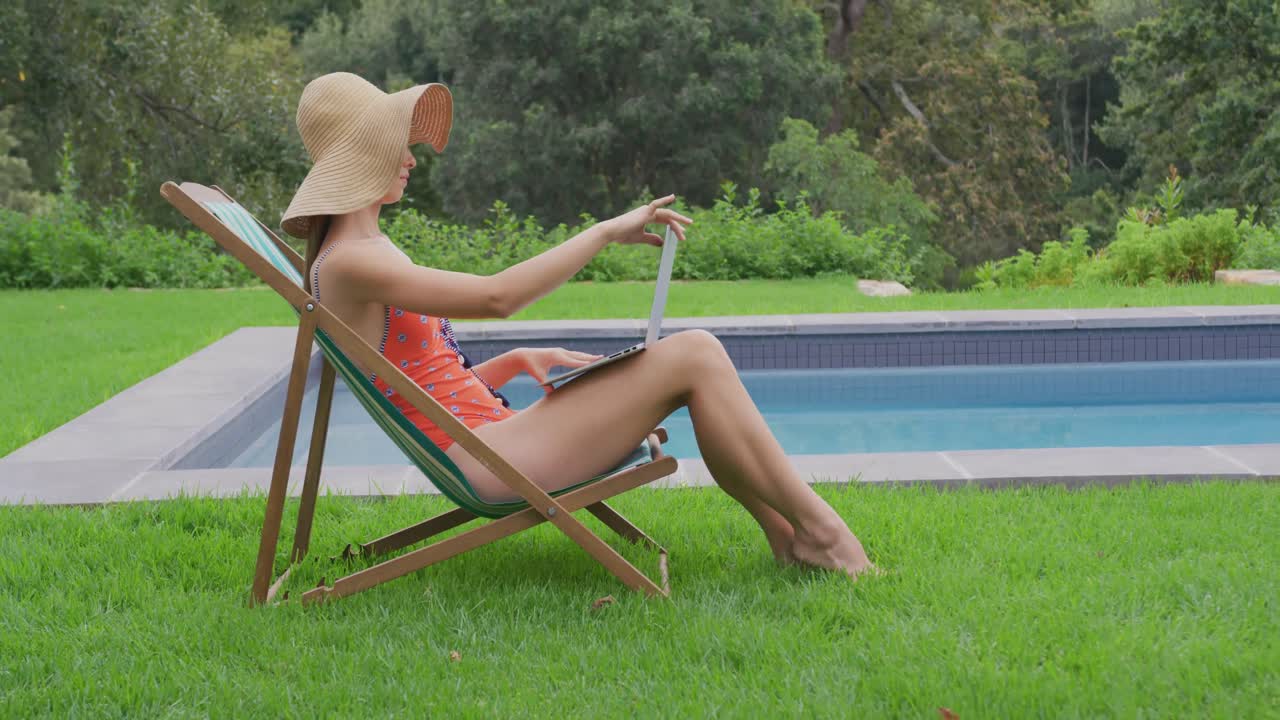 donna che si rilassa su una sedia nel cortile 4k