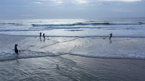 Luftaufnahme-Von-Fischern,-Die-Muscheln-Am-Ho-Tram-Strand-In-Vietnam-Sammeln