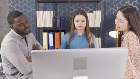 Equipo-Empresarial-Multiétnico-Que-Realiza-Una-Lluvia-De-Ideas-Utilizando-La-Computadora-En-El-Lugar-De-Trabajo.