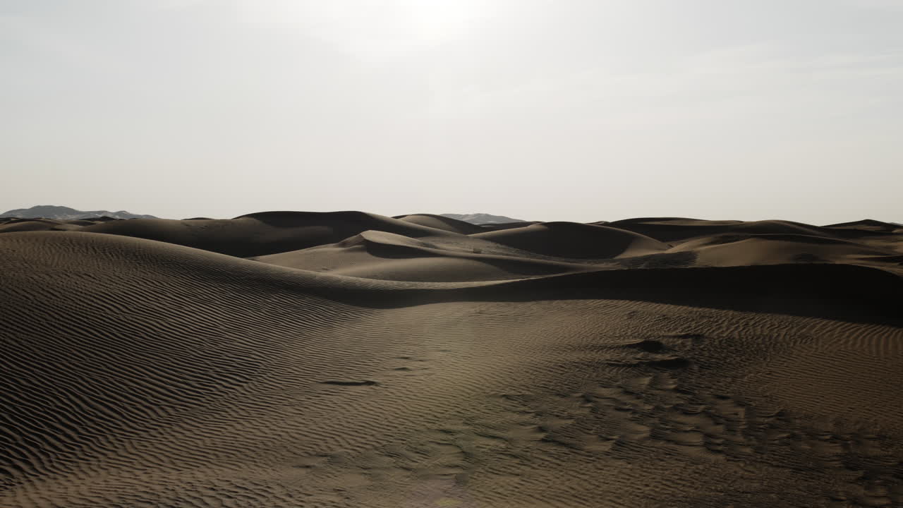 Paesaggio desertico mediorientale vicino a Dubai negli Emirati Arabi Uniti.