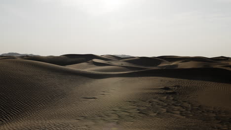 paisaje del desierto de oriente medio cerca de dubai en los emiratos árabes unidos