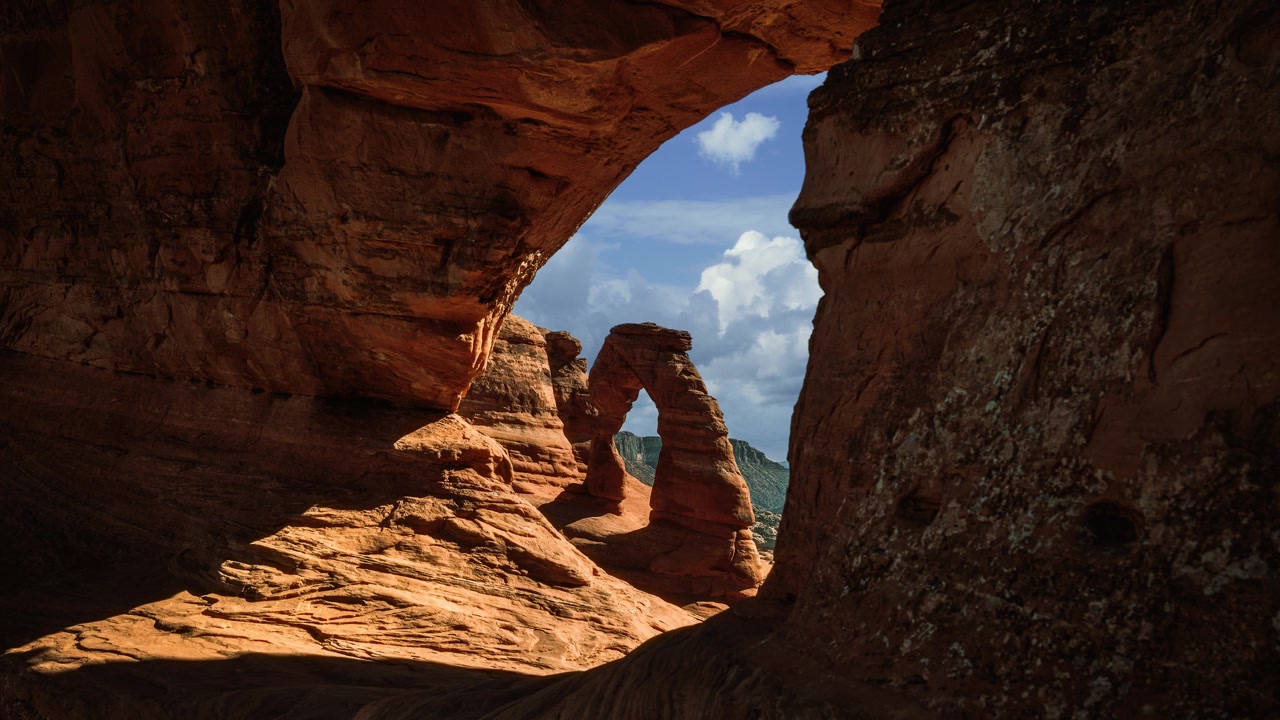 Selang waktu bingkai alami di Delicate Arch di bawah awan yang bergerak di Taman Nasional Arches, Utah, AS