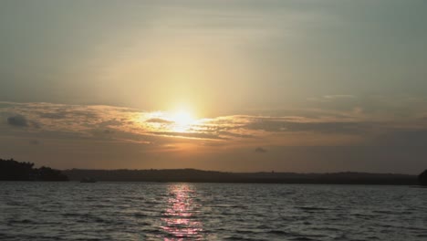 Sol-Dorado-Sobre-El-Agua-Del-Mar-Al-Atardecer