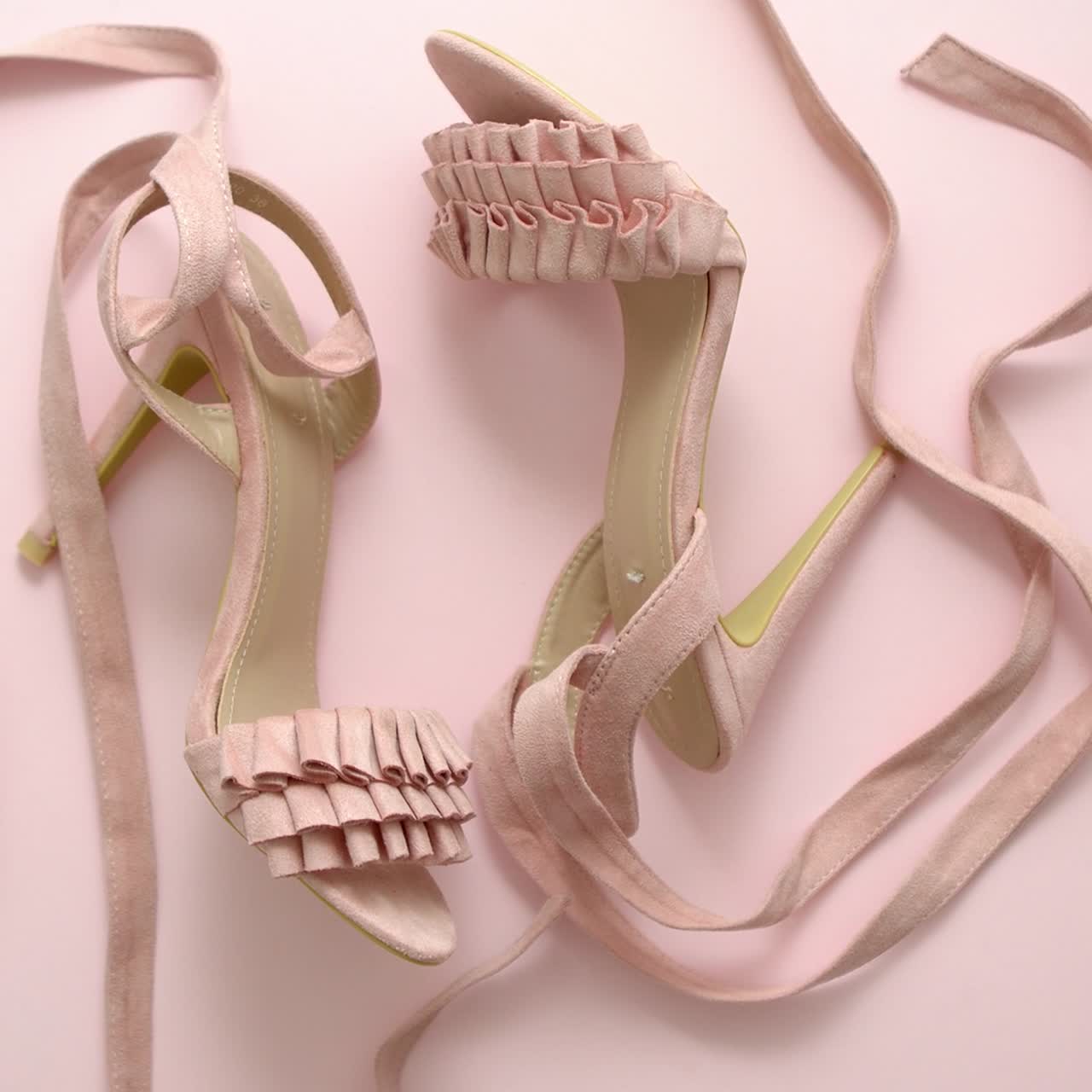 분홍색 배경에 파스텔 핑크 여성 하이힐 신발 평면 누워 상위 뷰 유행 여성 배경