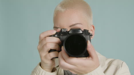 photographer poses with dslr camera 02