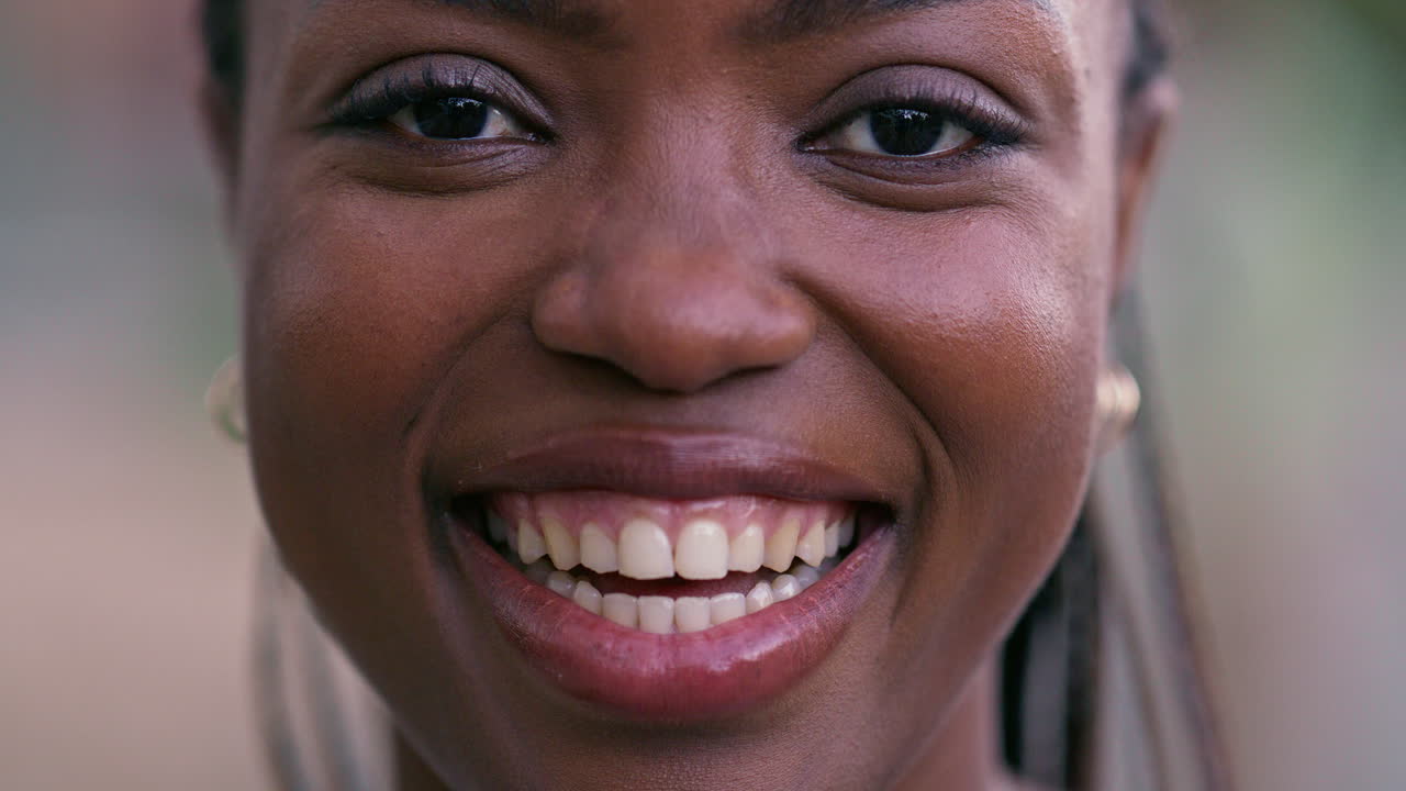 Ritratto di una donna afroamericana sorridente