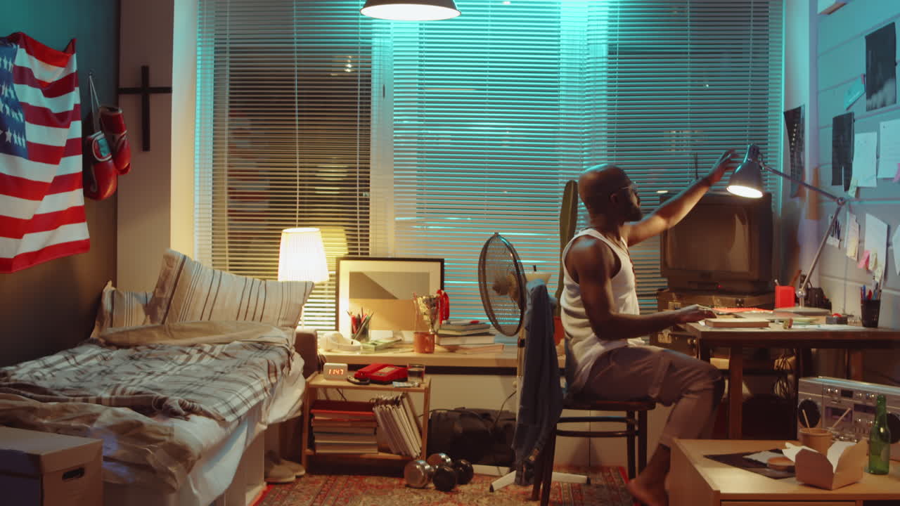 흑인 남자가 집에서 저녁에 잠자리에 들고