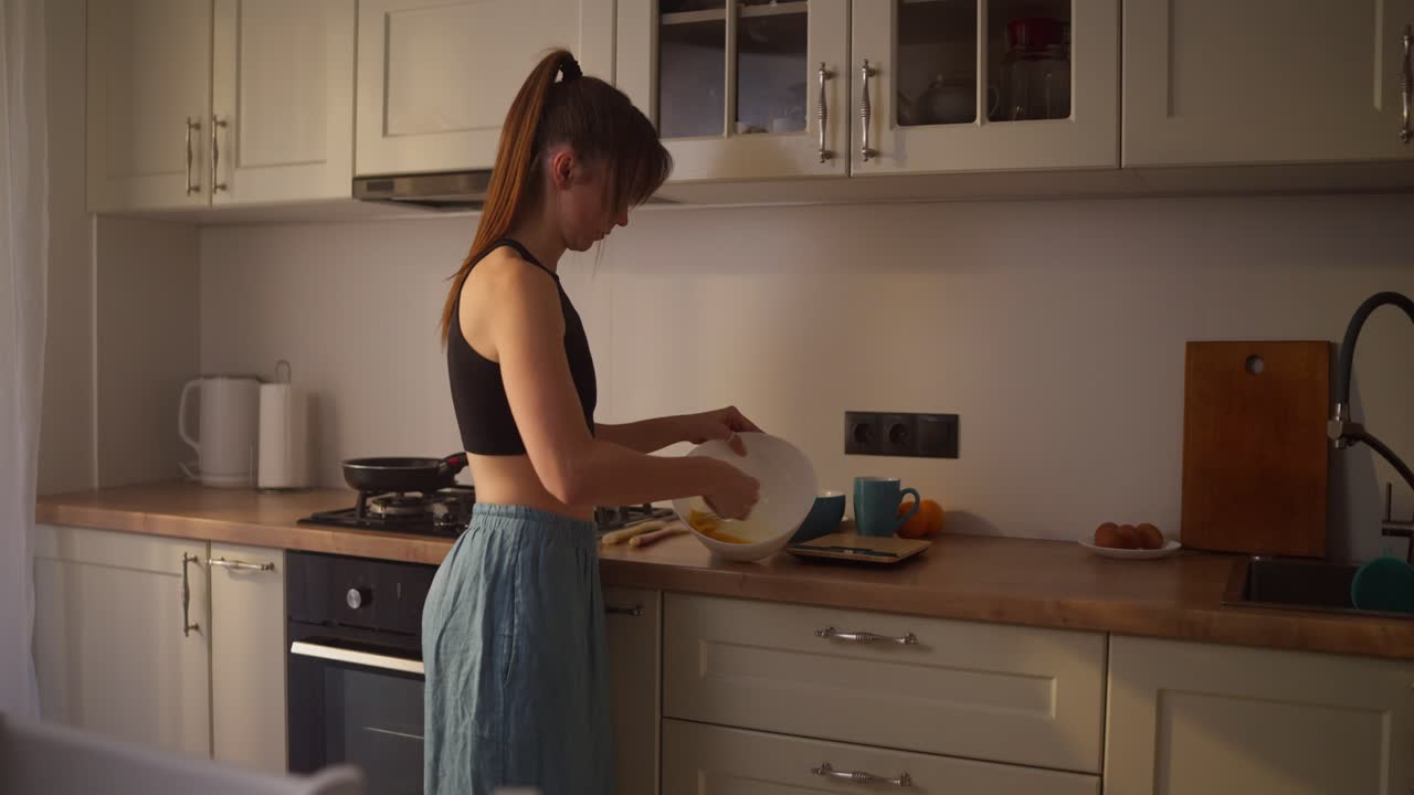 Donna che prepara il cibo in cucina
