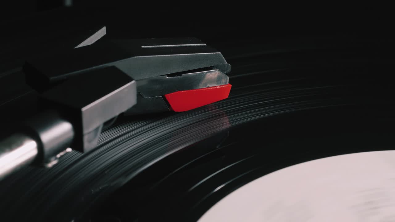 턴테이블에 비닐 레코드.  뷰 클로즈업. 루프 가능한 오래된 그라모폰의 빈티지 비디오, 음악을 재생, 4k