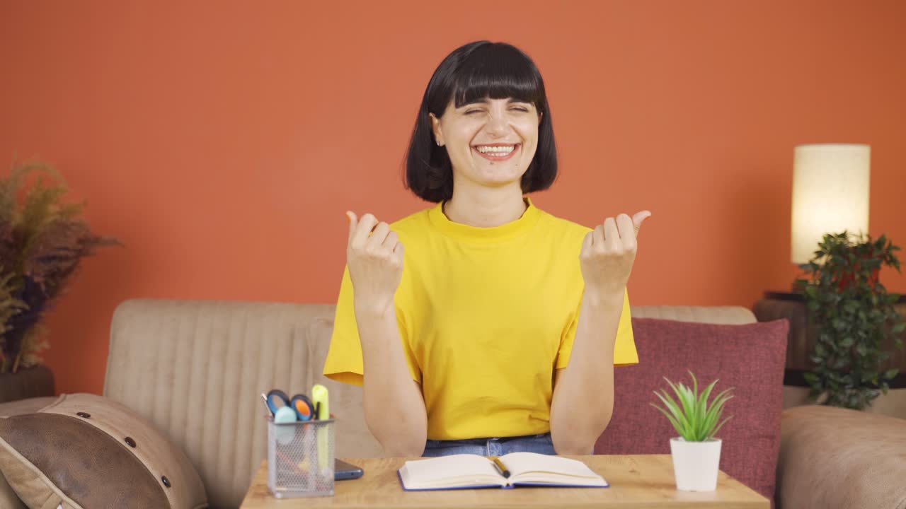 돈을 만드는 여자가 손으로 기호를 짓습니다.