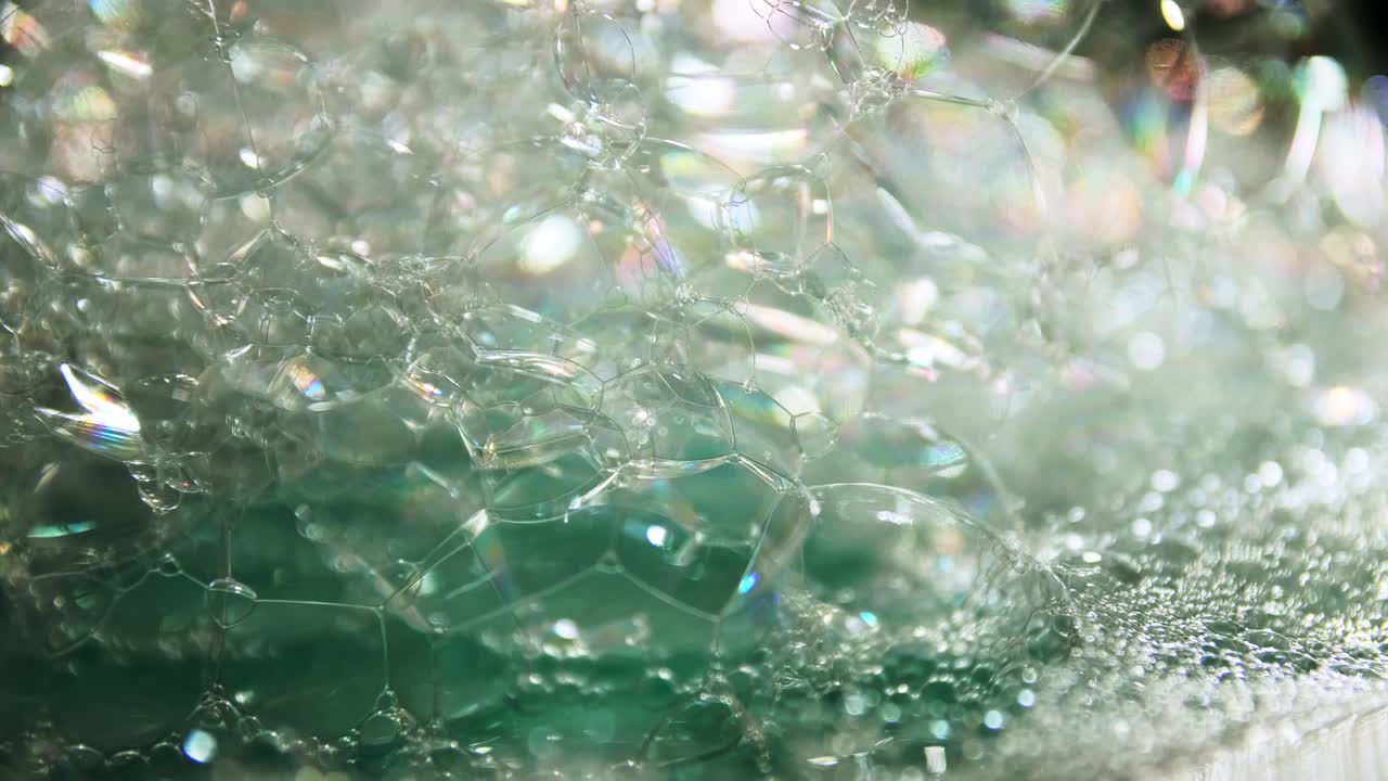 회전 슬로우 모션 및 파란색 복사 공간 배경이 있는 예술적 흐림 거품 및 점