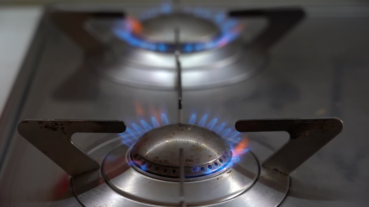 우크라이나-러시아 전쟁으로 인해 원자재 비용, 에너지 및 가스 비용, 그리고 가구 청구서 - 돈, 유로 현금, 지폐 및 가스 요리기