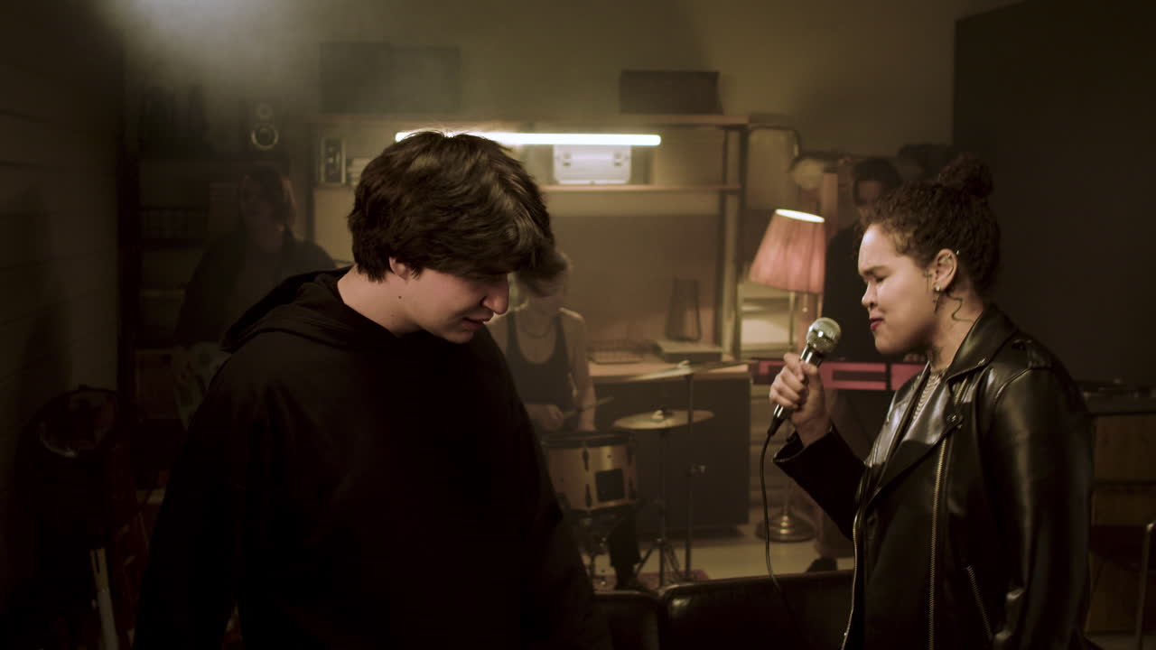 grupo musical en un estudio