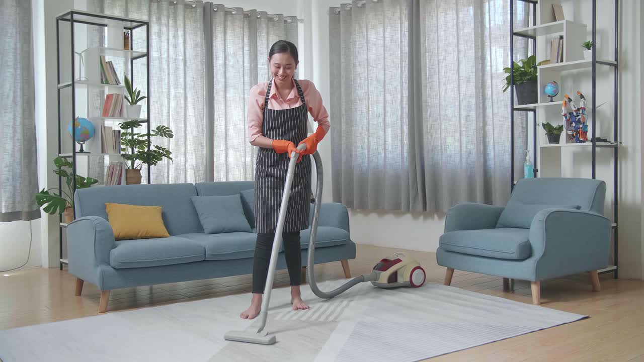 거실 을 청소 하는 여자