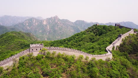 Vuelo-4k-Sobre-La-Gran-Muralla-China-En-Mutianyu,-Beijing,-China