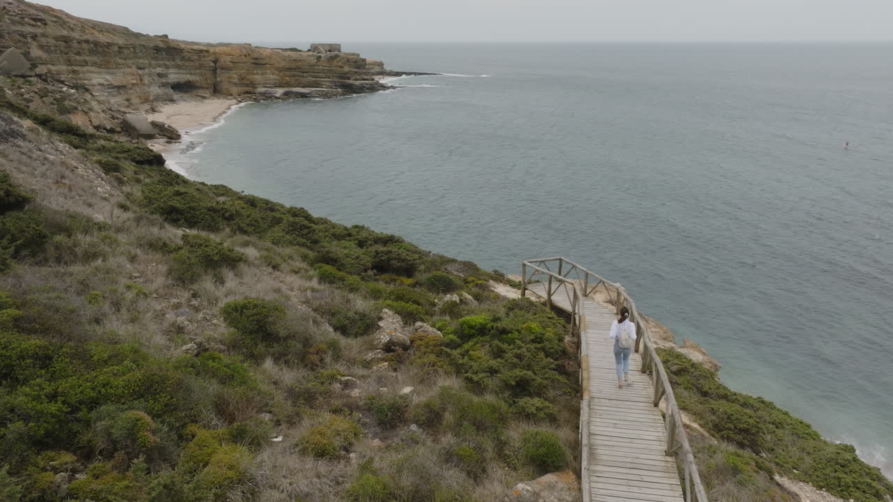 sendero de senderismo costero con vistas al océano