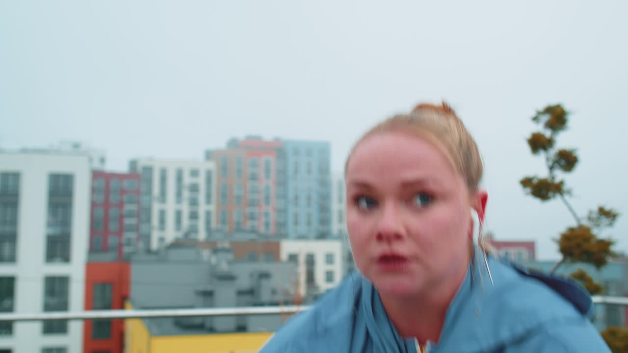 chica atlética realizando ejercicios de entrenamiento de equitación aeróbica en bicicleta bicicleta estacionaria en el techo de la casa