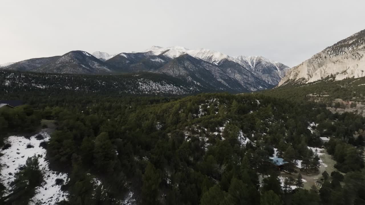 drone se acerca al monte antero en las montañas rocosas en colorado