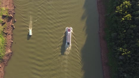 Dos-Barcos-Turísticos-Navegando-En-El-Río-Iguazú-Al-Atardecer,-Frontera-Entre-Argentina-Y-Brasil