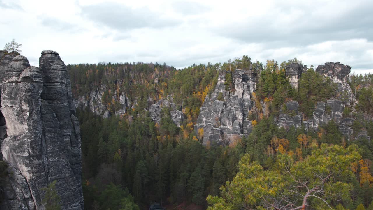 색슨 스위스 국립 공원의 가을 숲에 있는 바위 기둥