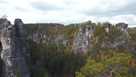 Felssäulen-Im-Herbstlichen-Wald-Im-Nationalpark-Sächsische-Schweiz