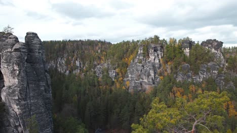 pilares de roca en el bosque de otoño en el parque nacional de suiza sajona