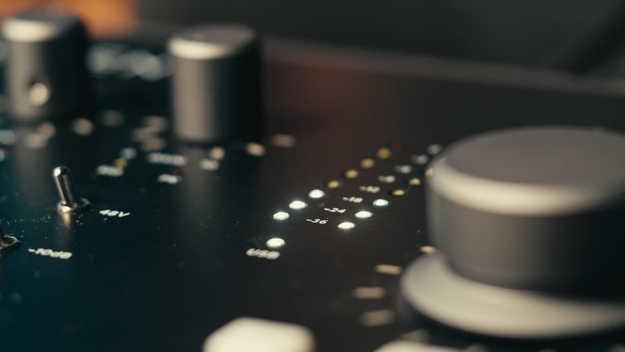 amplificador hi fi, control de los niveles de señal de audio en la consola de audio en el panel de sonido clásico. indicador de señal analógica de primer plano con flecha