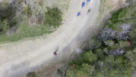 vista aérea de arriba hacia abajo de un grupo de mochileros en una ruta de senderismo en las montañas