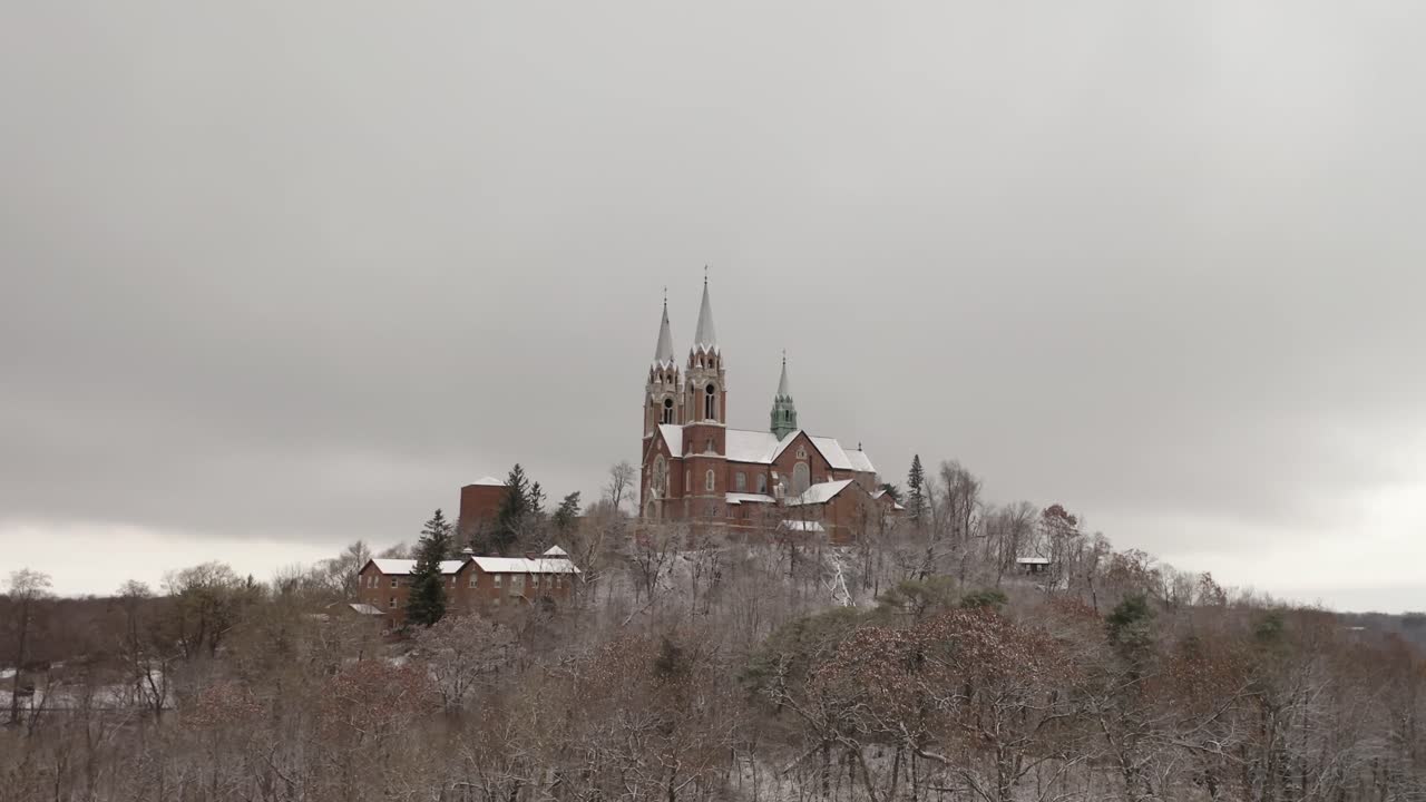 vista aérea cinematográfica de la histórica colina sagrada