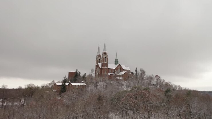 Filmisk luftfoto af det historiske Holy Hill.