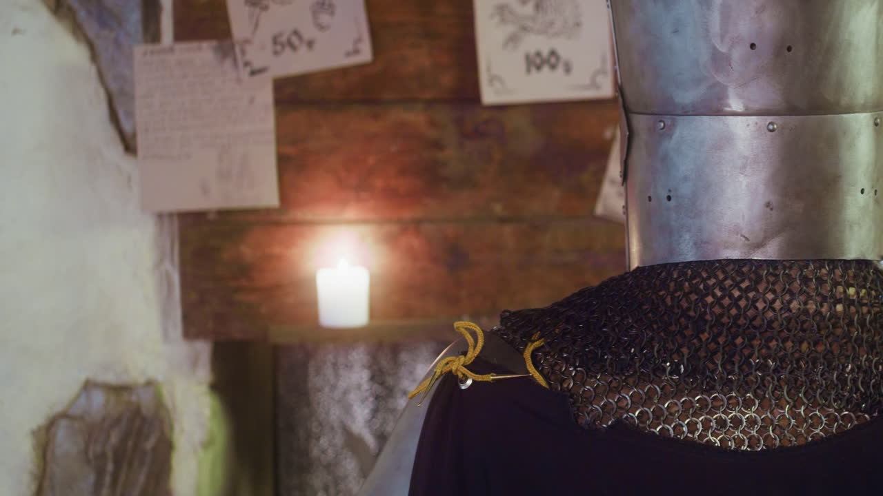 рыцарь в доспехах читает сообщения на борту в таверне. смелый воин ищет приключений, изучая уведомления на нереальном языке.