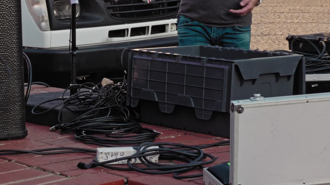 el hombre desarrolla cables para instrumentos musicales