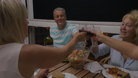 Familia-Tintineando-Vasos-En-La-Mesa