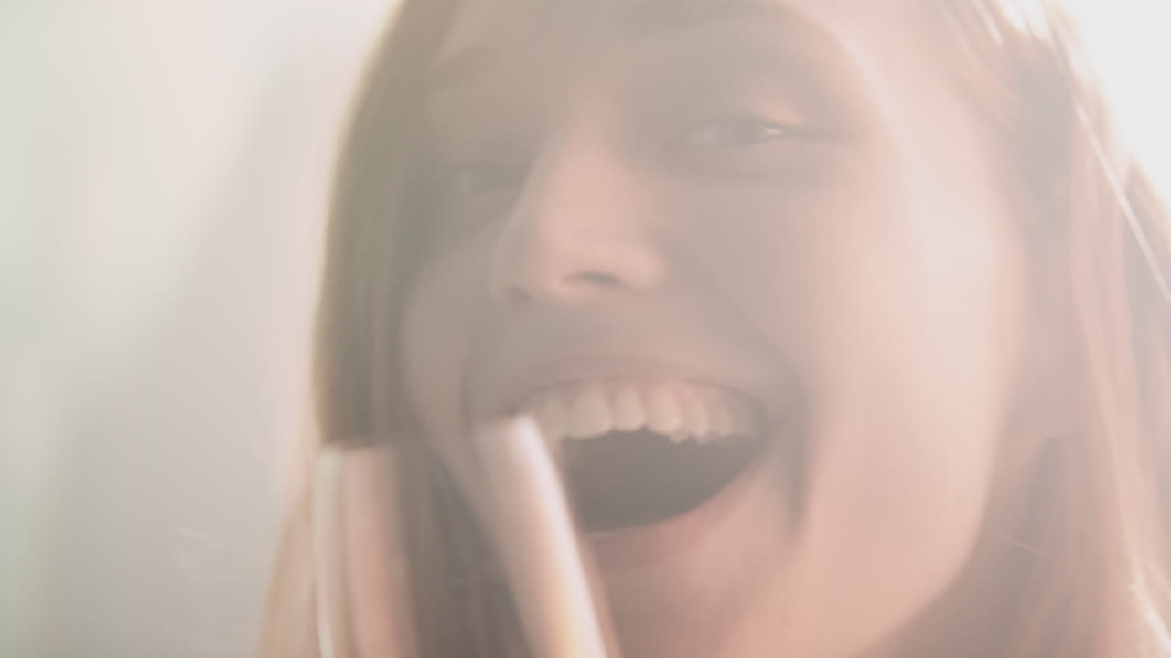 mujer riendo y bebiendo vino