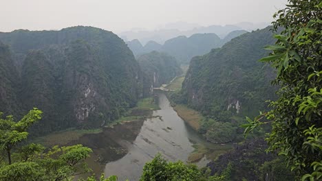 punto de vista de la montaña ngoa long con vistas impresionantes en ninh binh, vietnam.