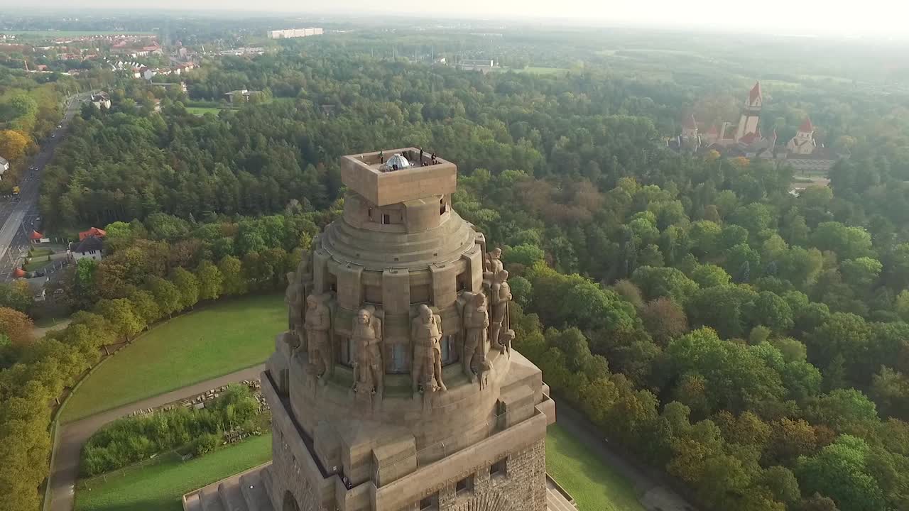 una vista aérea muestra a los turistas sobre el monumento a la batalla de las naciones 1