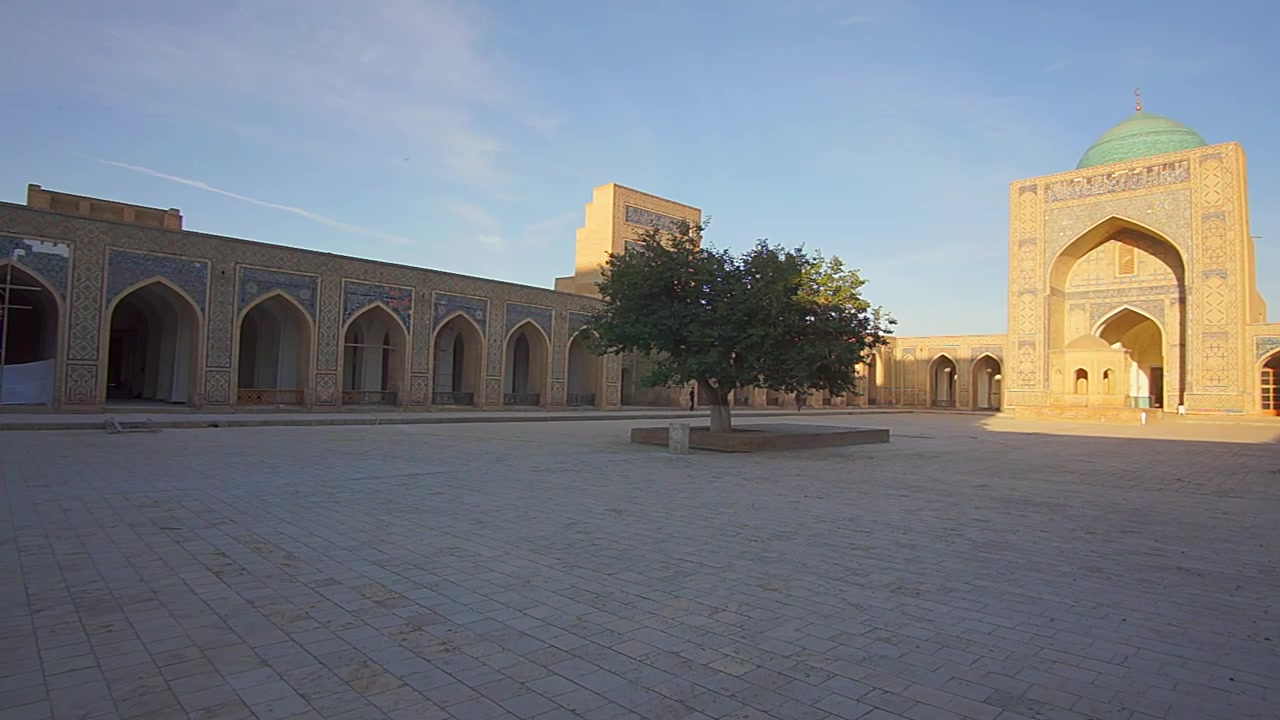 Grande cortile di una moschea a Bukhara, Uzbekistan